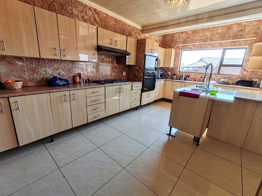 5 Bedroom Property for Sale in Grimbeeck Park North West